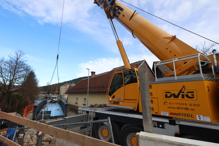 POSTAVITEV BRVI ČEZ CERKNIŠČICO 02 FOTO LJUBO VUKELIČ